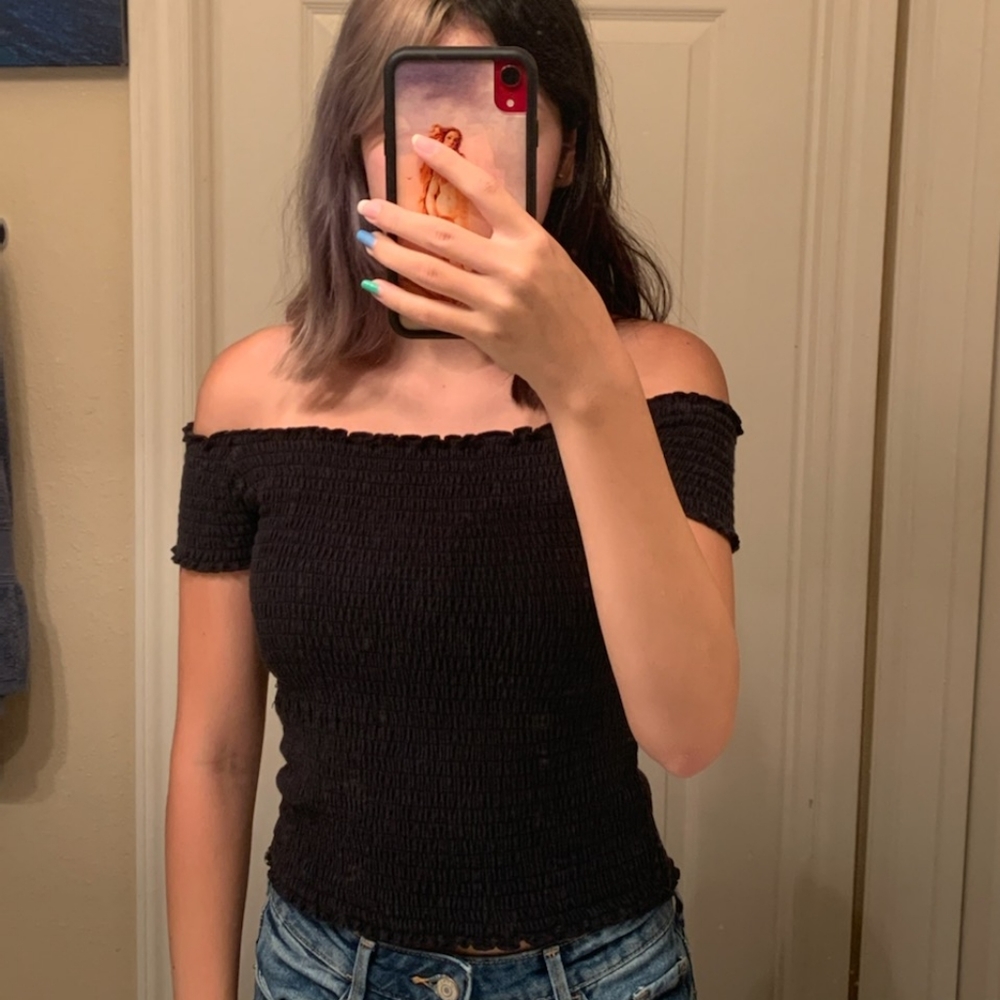 Hollister black crop top with sleeves medium